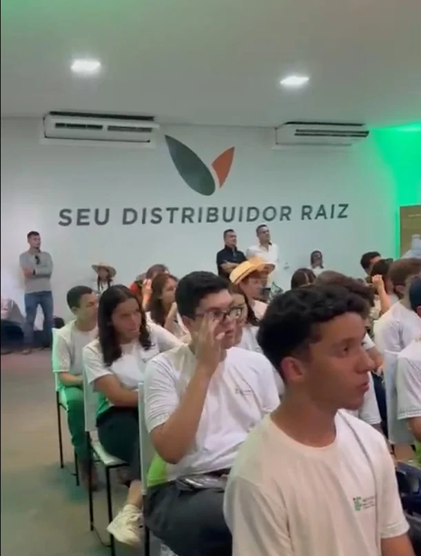 Estudantes acompanham uma palestra em auditório