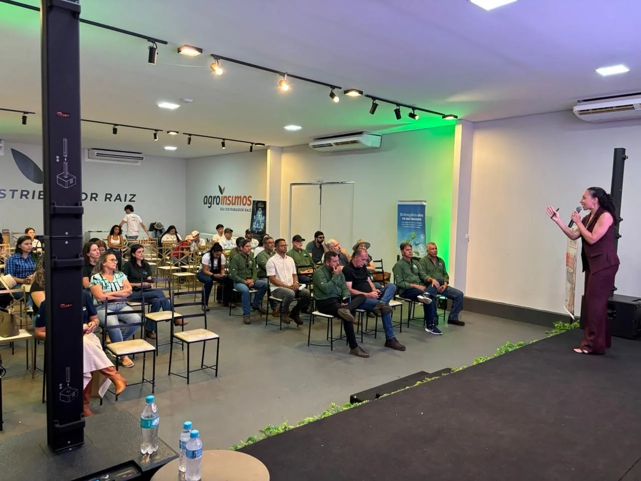 Soraia fala ao microfone para uma plateia de produtores e profissionais do agronegócio